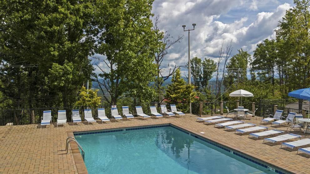 Key Lime Pie, Hot Tub,Wifi, 1089 Free Tickets Each Paid Day, Dollywood And More Gatlinburg Room photo