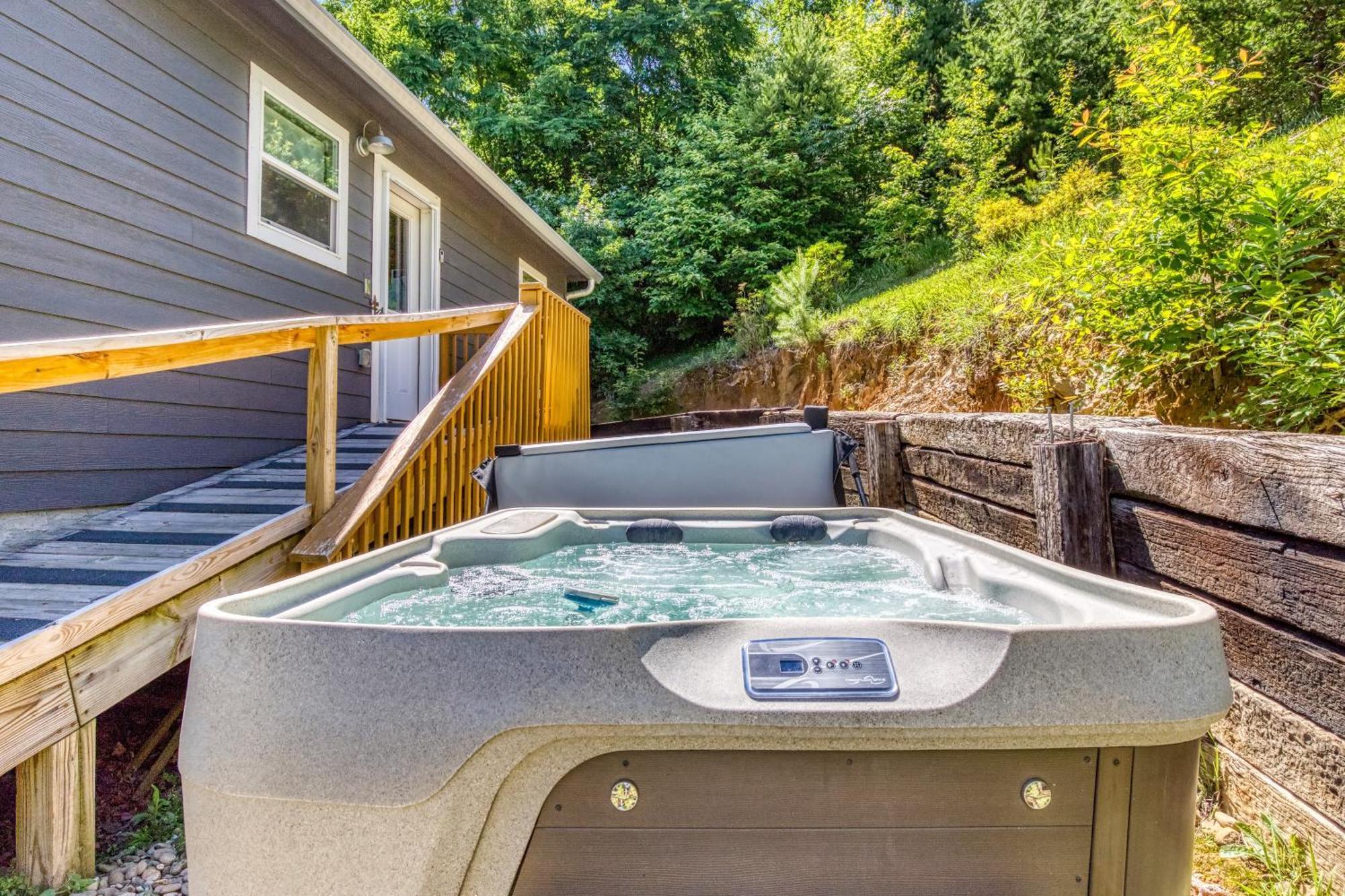 Key Lime Pie, Hot Tub,Wifi, 1089 Free Tickets Each Paid Day, Dollywood And More Gatlinburg Exterior photo